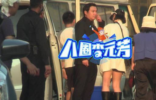 沈腾懒理夜会美女传闻 现身片场拍摄瘸腿疑受伤