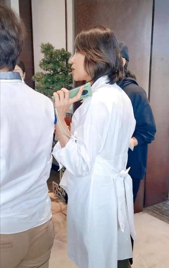 闫妮亲姐姐疑罕见露面，陪闫妮现身西安，两姐