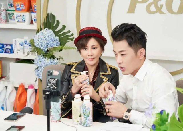 吴晓波|在直播间里斗地主的三个男人