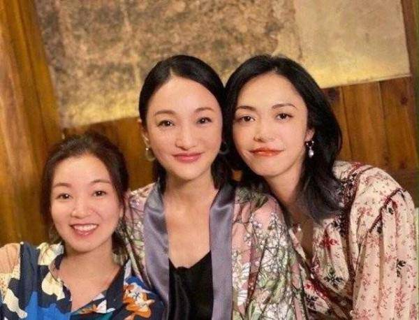 周迅|又被周迅惊艳了，穿真丝开衫配阔腿裤高级洋气，美成“上海贵妇”