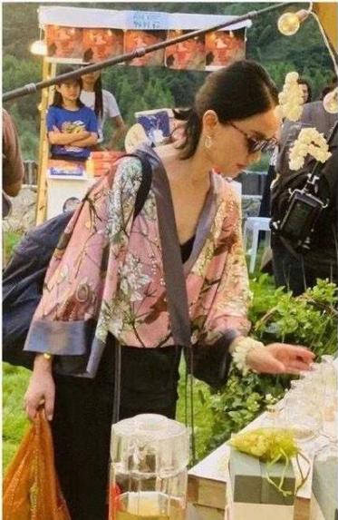 周迅|又被周迅惊艳了，穿真丝开衫配阔腿裤高级洋气，美成“上海贵妇”