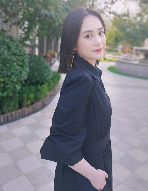 伤口|阿娇出院后立拍戏，用手比V遮伤口，离婚后越来越少女