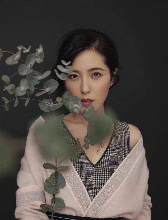 曾是中|佛系女神曾黎,43岁气质容貌依旧,曾是中戏校花
