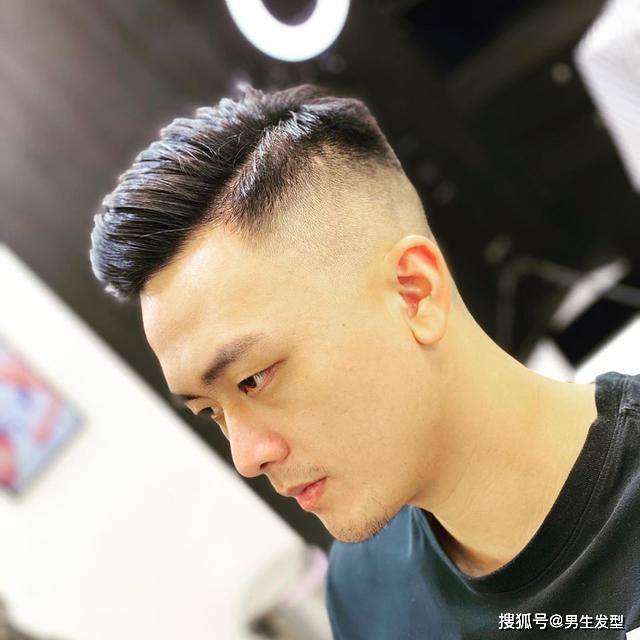 原创男生别留老背头发型了剪发时侧边分一条线轻熟利落又帅气