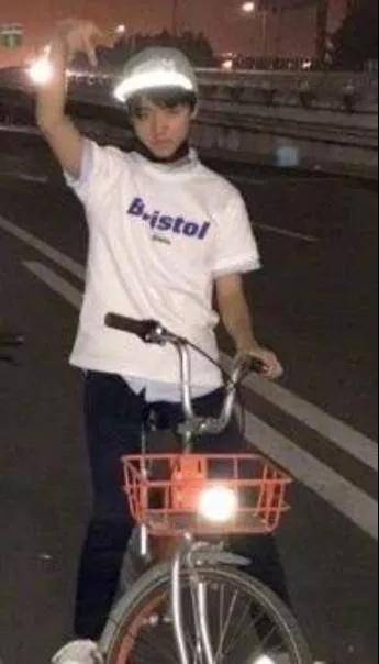 王俊凯|幼稚鬼王俊凯，这个从小到大都在炫耀发光的电竞男孩