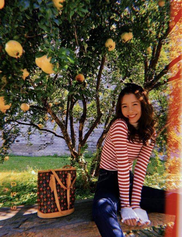 卖萌|张子萱石榴树下拍写真，嘟嘴卖萌凹造型，青春靓丽如花季少女