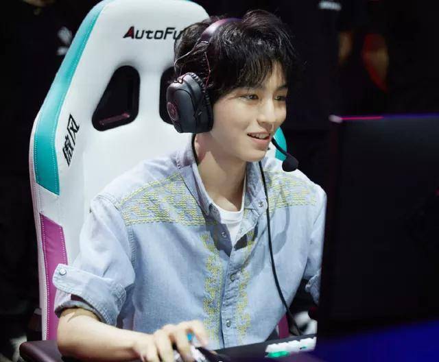 王俊凯|幼稚鬼王俊凯，这个从小到大都在炫耀发光的电竞男孩