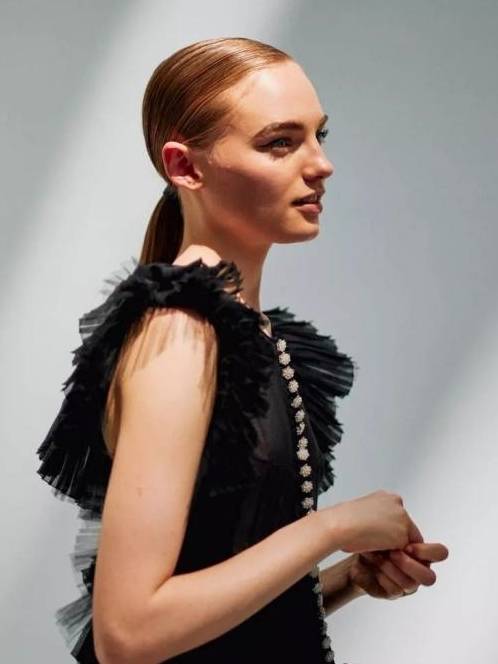 女性|多昂贵的礼服都不如一条小黑裙，比你想的更时髦，闪耀年底派对季