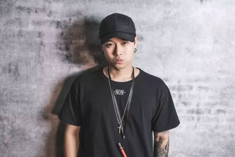 发声|原创23岁男星被曝霸凌同学、家暴女友遭质疑，发声澄清还原事情经过