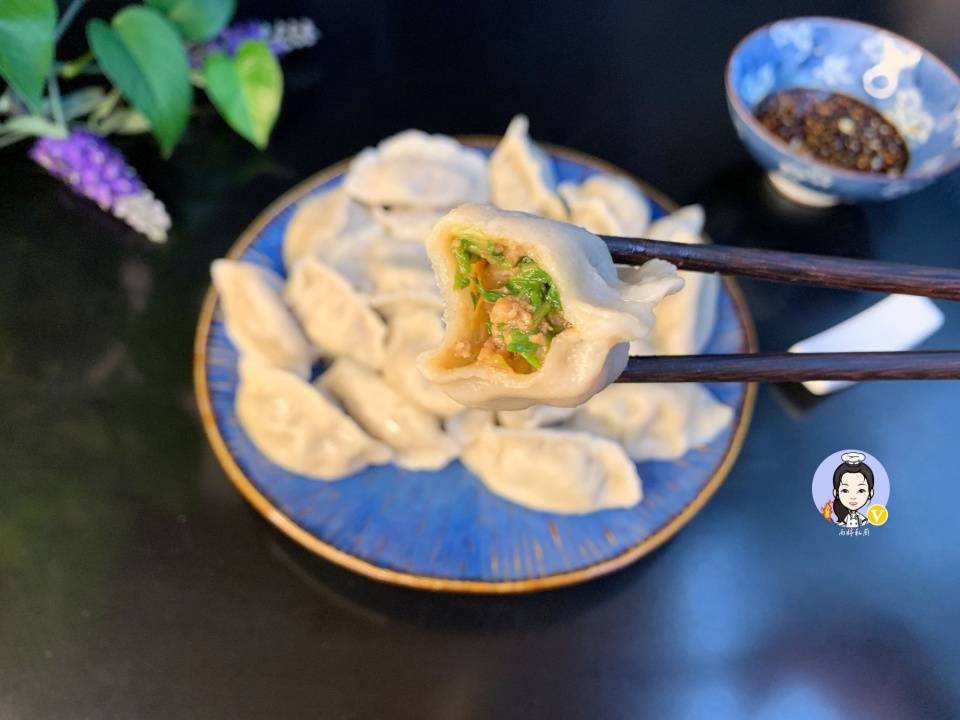 原创秋天吃饺子,韭菜芹菜都不如这个馅,2块钱一把,鲜香味美特好吃