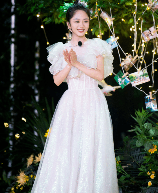 女孩|终于等到谭松韵穿公主裙，30岁仍如青春女孩，远甩郑爽几条街