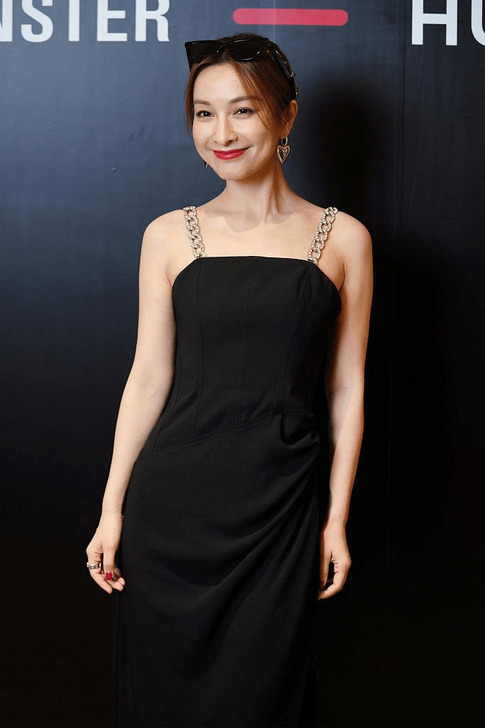 连衣裙|吴昕走红后气质开挂,穿黑色吊带连衣裙配墨镜,“巨星”气场强大