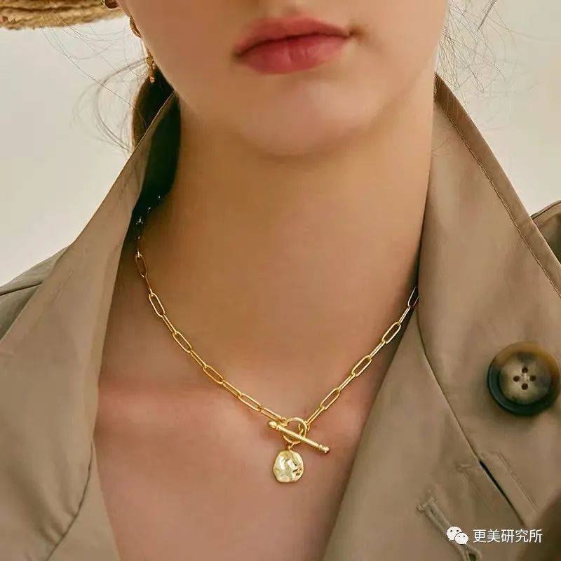 fa|钟楚曦妈妈暴露她整形石锤，虞书欣土成乡镇女企业家…