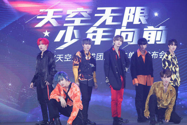 sky天空少年成团首秀唱跳俱佳舞台飒 c位李希侃模仿肌肉男画风搞笑