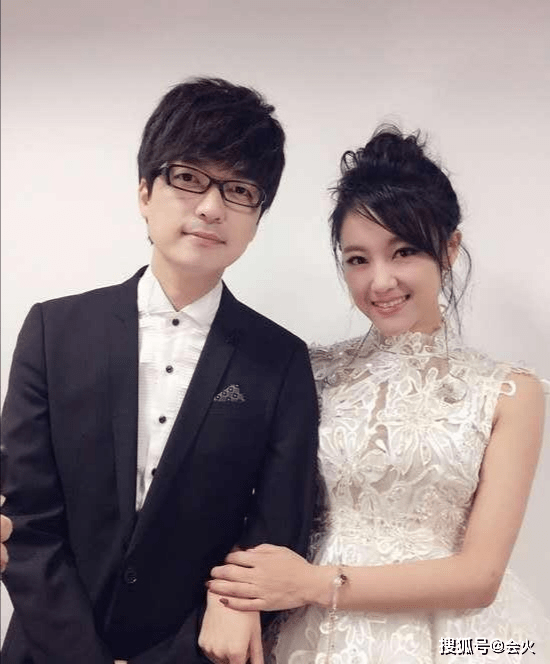 小海|原创没离婚？玖月奇迹夫妇现身活动终合体，王小玮打扮很靓丽