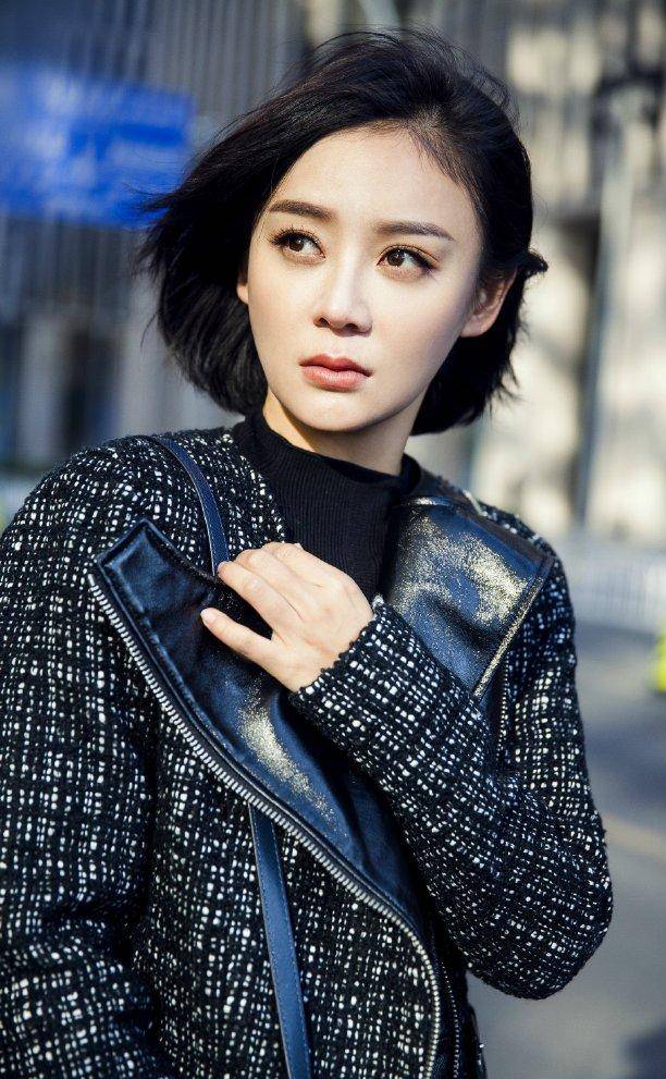 额头|工作室晒袁姗姗新照，额头肿胀很不自然，早已不是当初的样子