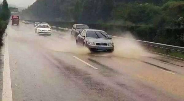 高速遇暴雨怎么办