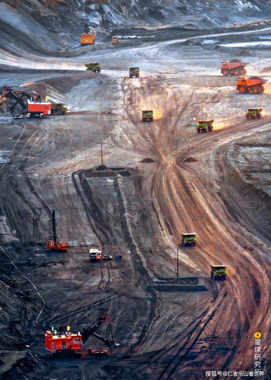 摄影师@飞猫先生)▼2014年内蒙古鄂尔多斯的哈尔乌素露天矿建成投产