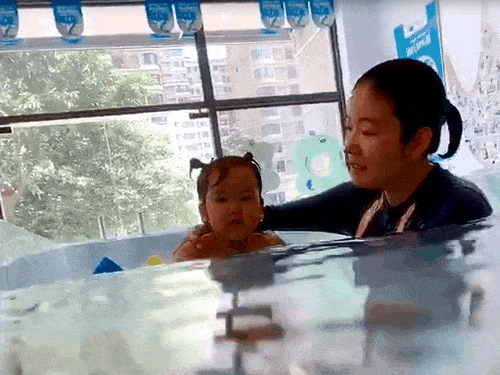 游泳|为什么医生会建议家长带新生宝宝去游泳?