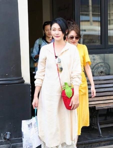 草莓|大S带火了草莓包，小S带火了黄色连衣裙，少女心满满，很有活力