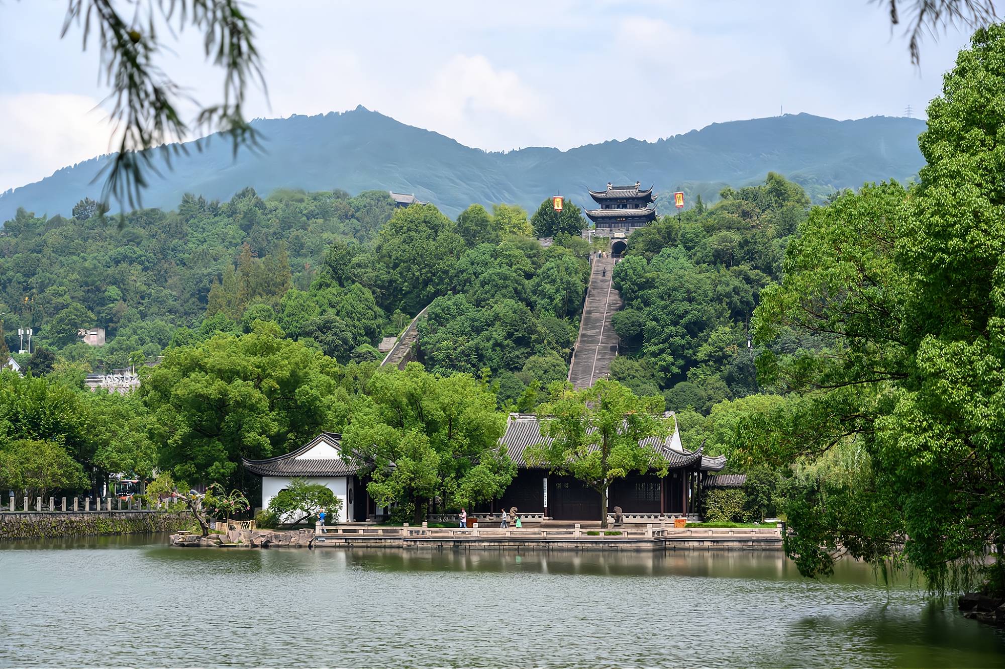 浙江临海的东湖,景色可媲美杭州西湖,被誉为"台州园林