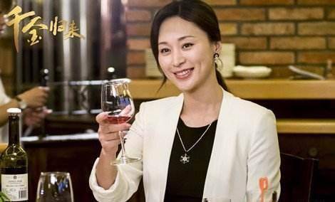 从《三十而已》的阔太到《平凡的荣耀》中的闫总女王气场一点没变