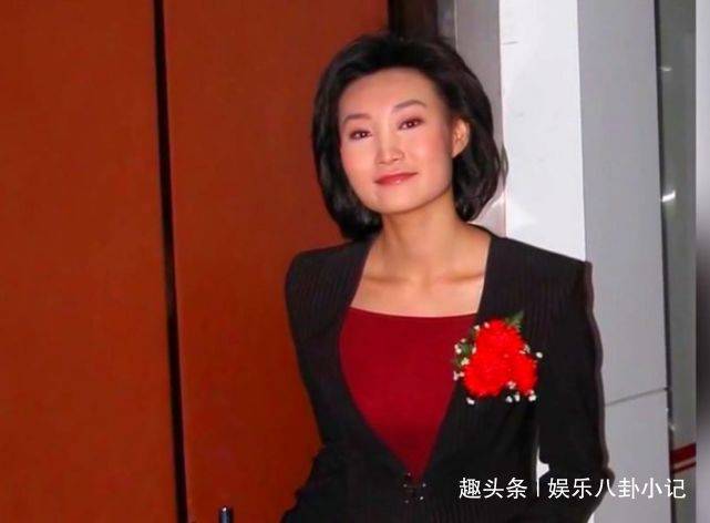 原创43岁央视美女李梓萌近照,摘下假发年轻十岁,身形似18岁少女