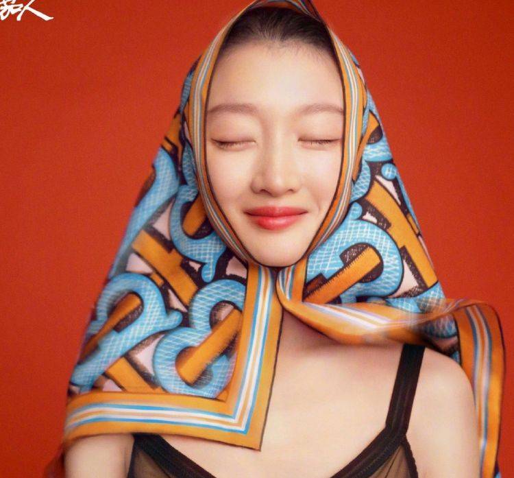 表现力|周冬雨晒封面大片，高级脸表现力十足，这颜值是我心动的模样了