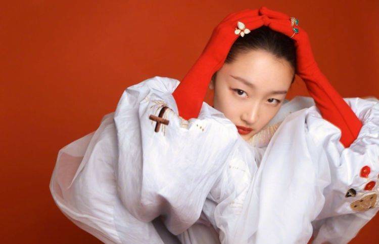 表现力|周冬雨晒封面大片，高级脸表现力十足，这颜值是我心动的模样了