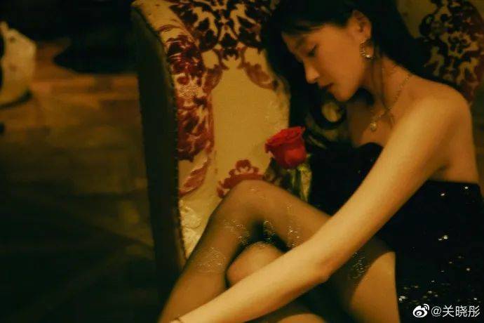 玫瑰|23岁关晓彤穿抹胸裙配黑丝！手拿玫瑰秀长腿性感迷人