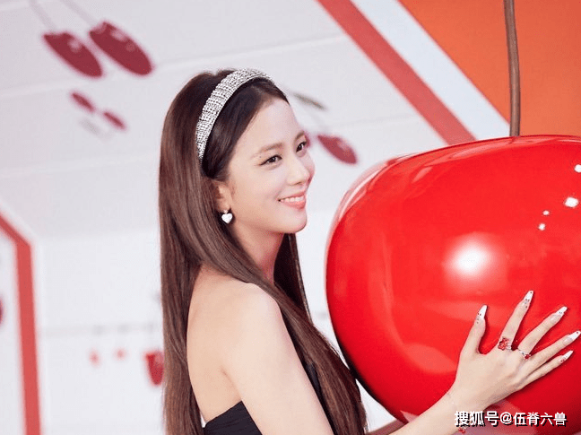 剪刀|BLACKPINK的“时尚经”:长裤变上衣,用剪刀爆改各种奢侈品t