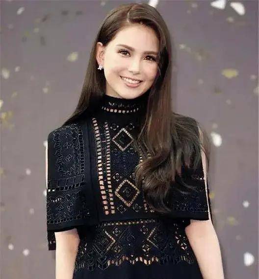 和林|昆凌和林志玲同框，被吐槽品味堪忧气质差，看着比志玲姐姐还年长