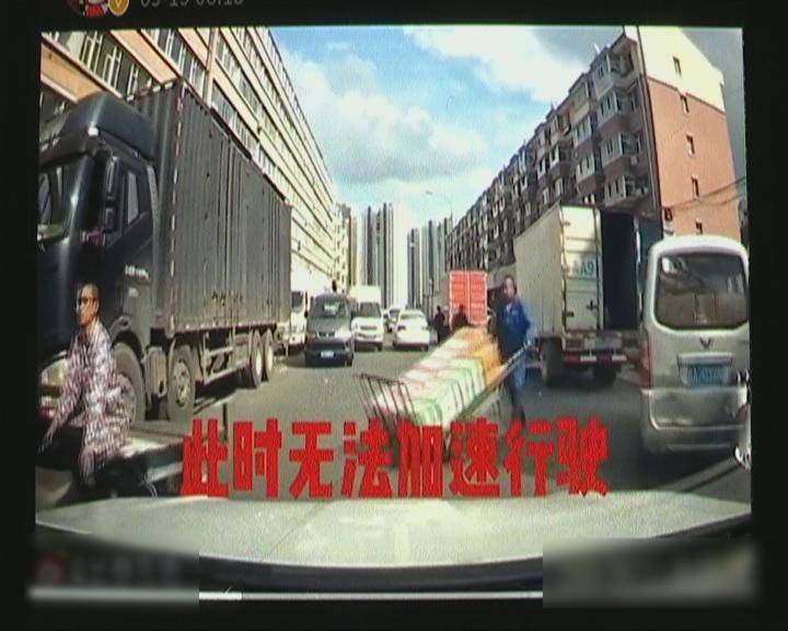 嘀！礼让行人，却遭后车鸣笛抗议！交警霸气回