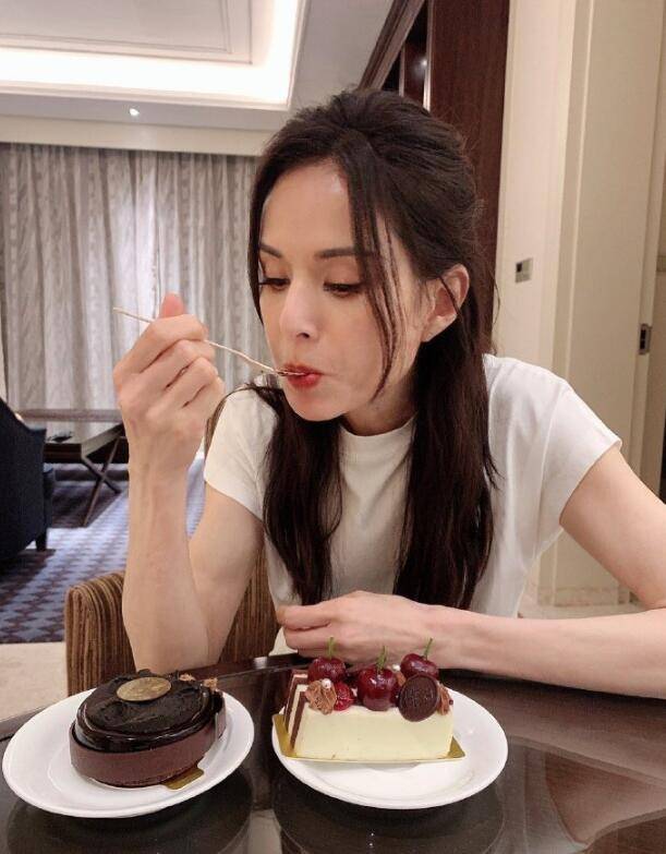 这身材绝了!54岁李若彤走秀 气场超强