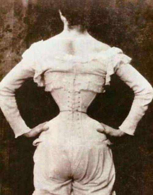 好身材|减肥一直是最流行话题，女性为了好身材，纷纷穿上堪称酷刑的束腰