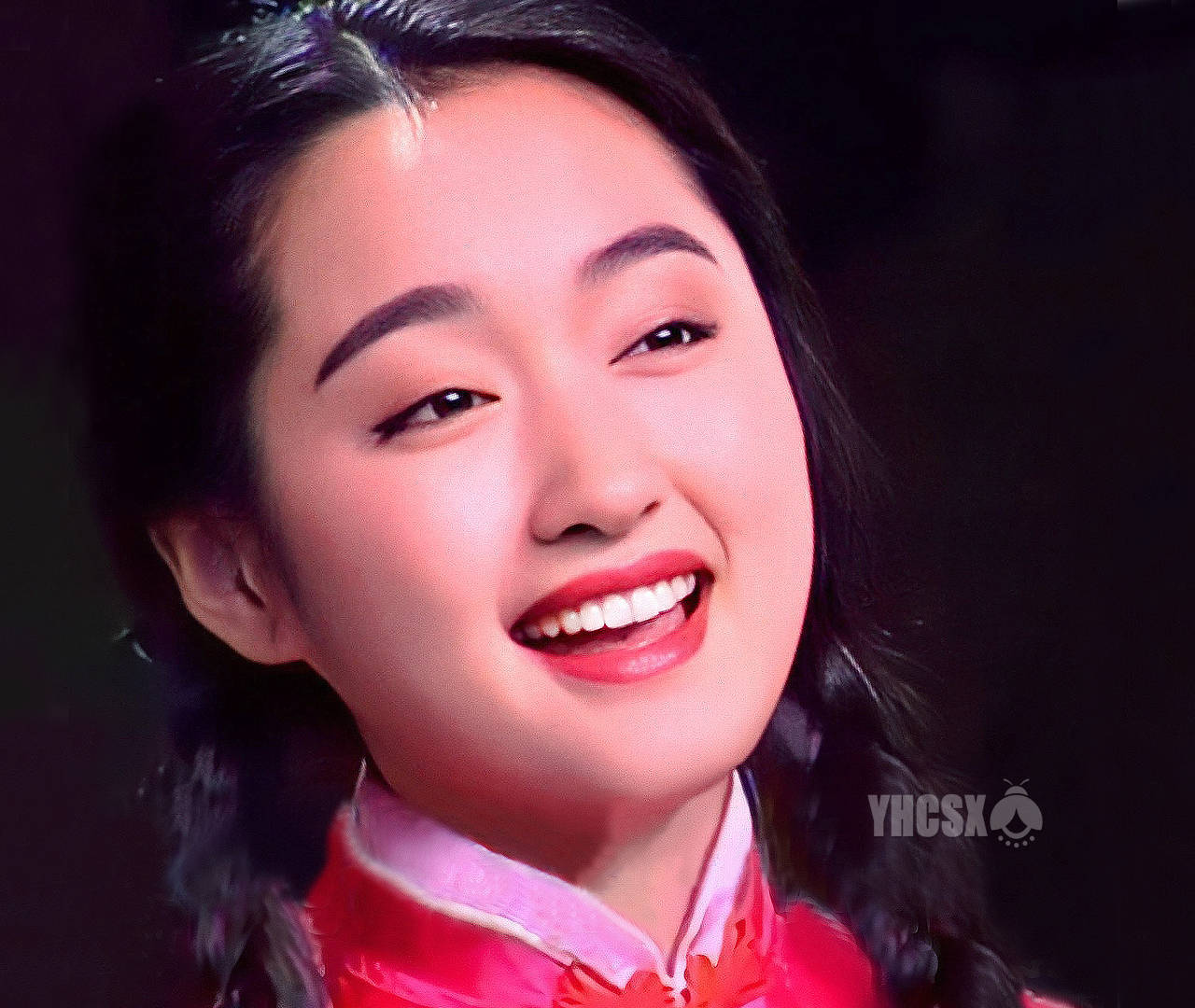 给杨钰莹大量面部特写,甚至画面中长时间只展现她的一双水汪汪的眼睛