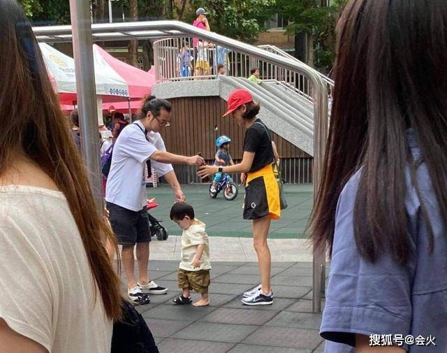 模样|原创陈意涵一家三口罕同框，1岁儿子肉嘟嘟模样太萌，画面太温馨！