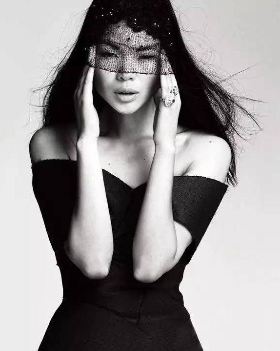 法国|外媒眼里的“中国最美的女人”，嫁法国老公被宠8年，今过成这样