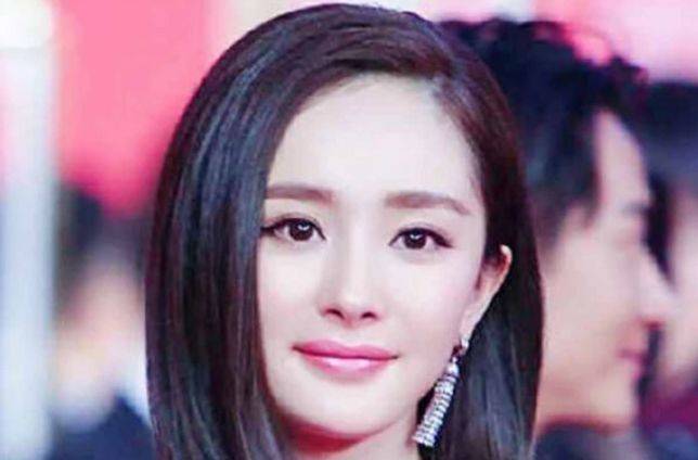 杨幂困难时他曾伸出援手去帮助杨幂,时隔八年,杨幂带他再次爆红