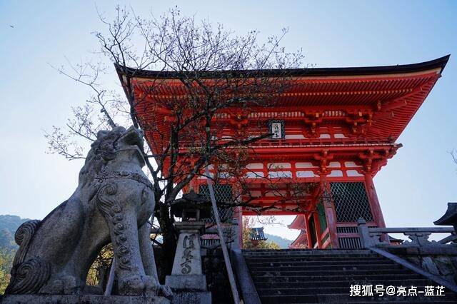 京都清水寺 因音羽瀑布的清水而得名 建寺历史比京都建都还早 日本