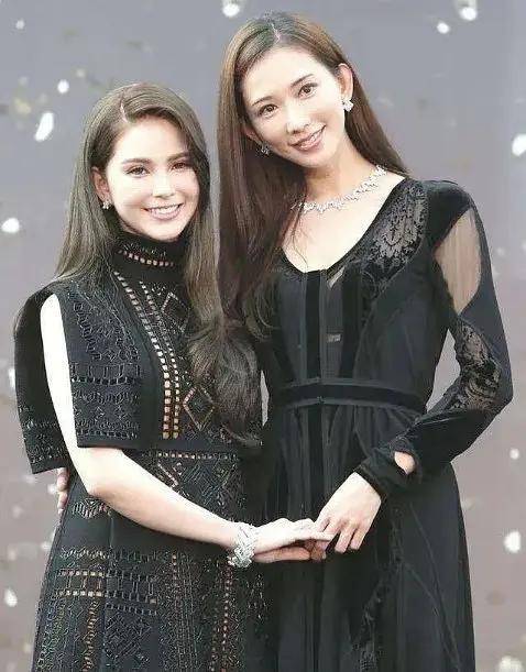 和林|昆凌和林志玲同框，被吐槽品味堪忧气质差，看着比志玲姐姐还年长