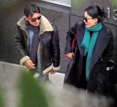 他从偶像熬成了金像大满贯，抛弃妻子儿子后来