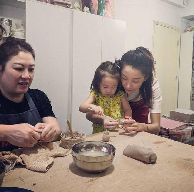 齐娇疑放弃香港贵族学校让女儿老家念书，赌王