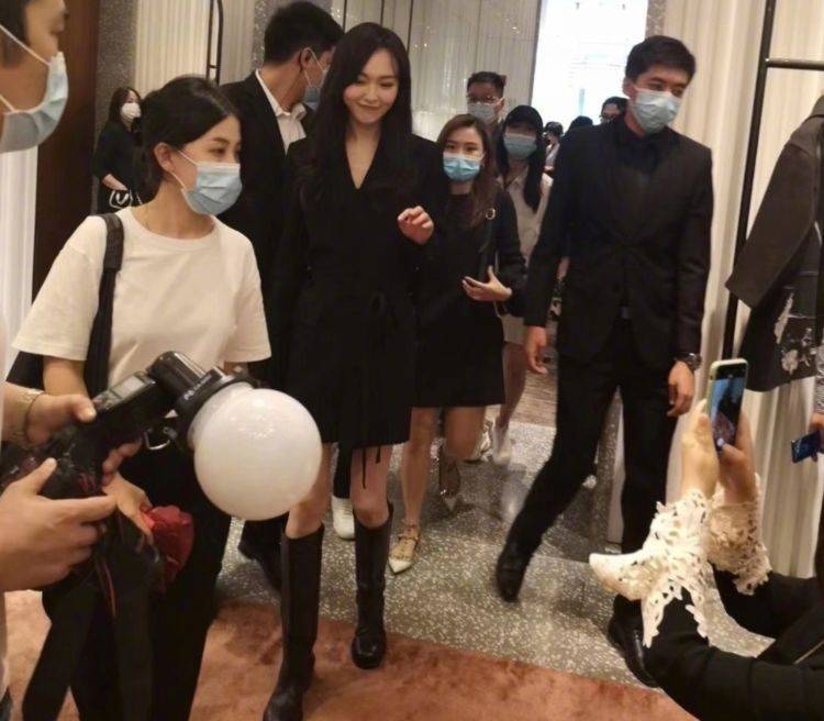 活动|唐嫣产后亮相线下活动，失去十级瘦身特效，这确定是当妈的身材？