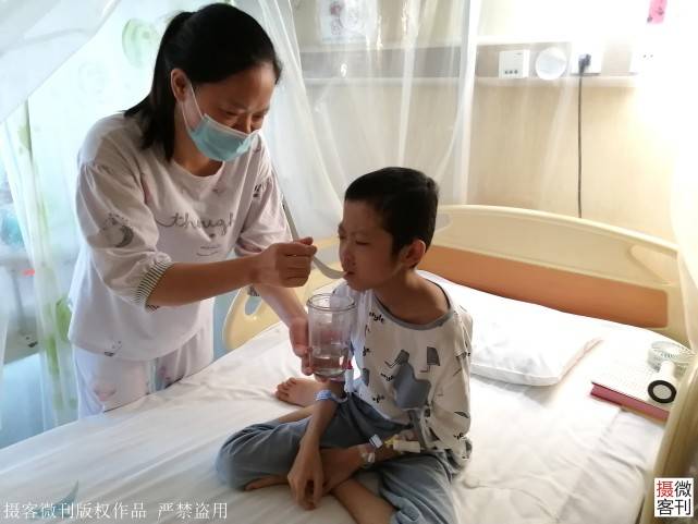 移植|母亲假装镇定不陪护，只为省下3000元10岁男童独自进仓移植