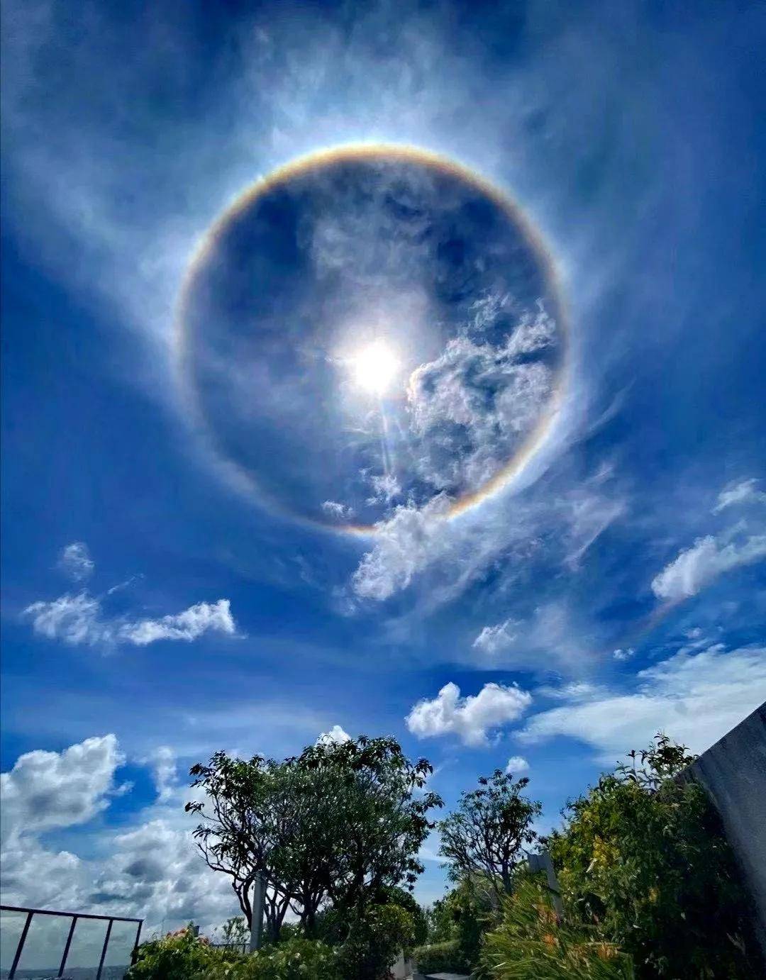 异象|突发!新加坡天降异象,绝美日晕刷屏了~(多图+视频)