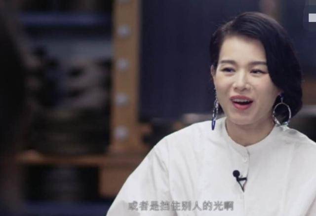 视后胡杏儿上综艺，称有港姐头衔比没有好，进