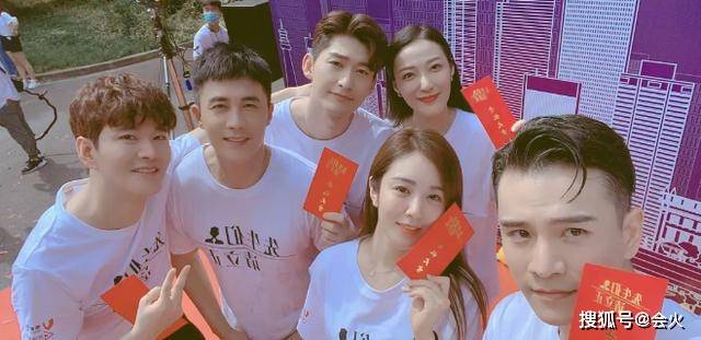 网友|原创39岁杜淳与王晓晨演高中生装嫩？遭网友无情吐槽：穿着校服也不像