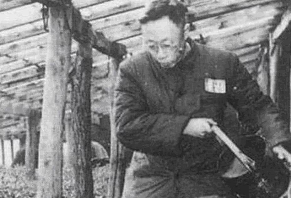 末代皇帝溥仪在监狱改造,图为浇花的溥仪.