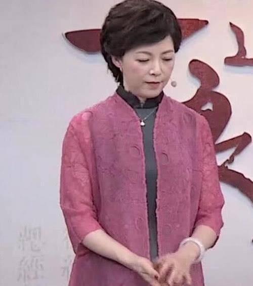 仇晓|昔日当家花旦仇晓与洪涛聚会，素颜还那么气质，比李湘活的漂亮！